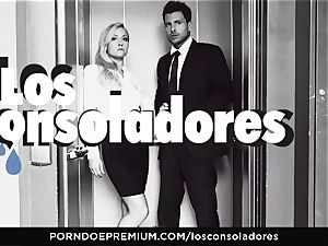 LOS CONSOLADORES - Julia De Lucia loves horny 4some